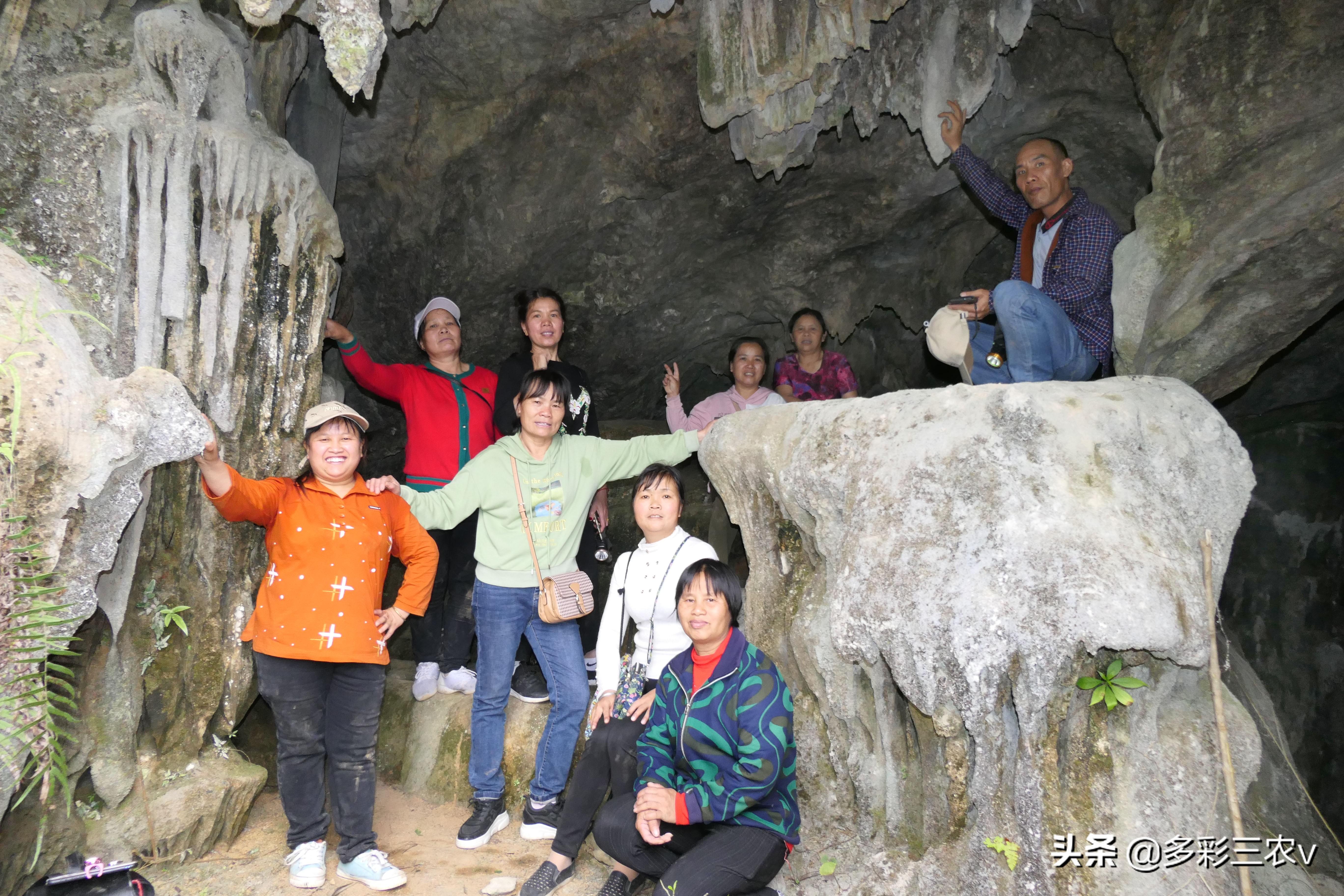 野外探险奇遇，男子发现神秘山洞，扔石块探深浅