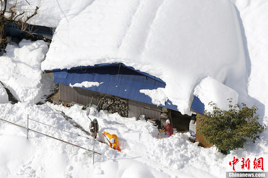 日本遭遇灾害级大雪侵袭