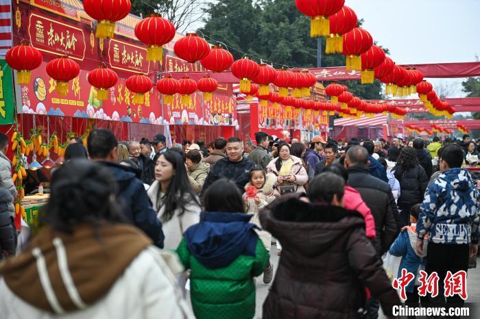 首次春节庙会小吃摆摊风云，铁板鱿鱼肉夹馍引爆万人热潮！