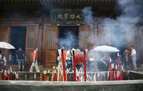 女子楼道烧香撒冥纸，神秘行为引发关注与深思