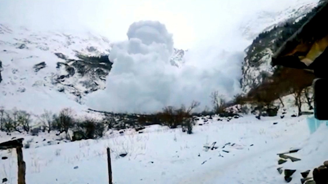 景区雪崩吞噬游客惊魂瞬间，真相究竟如何？最新资讯深度解读！