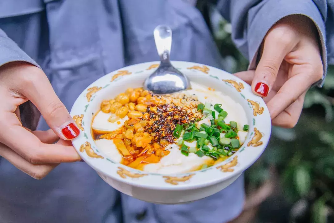 女生重庆甜豆腐脑之旅遭遇辣椒风波，背后的故事与启示