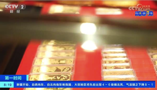 男子拿100多张金钞变现