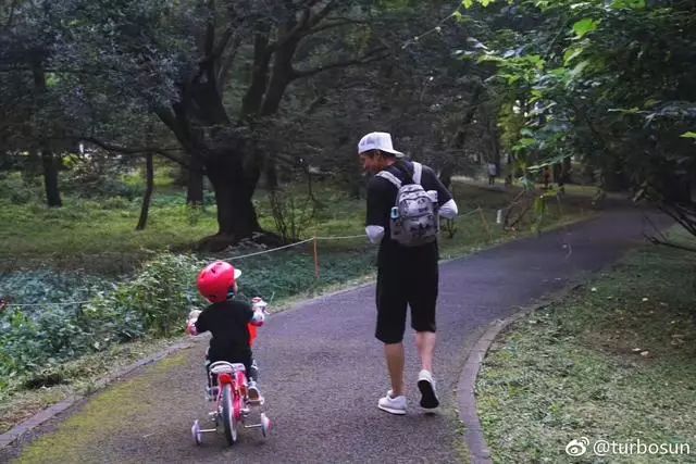 在日本偶遇邓超孙俪一家游玩