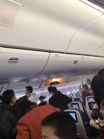 客机舱内行李架突发火灾，航空安全再敲警钟！深度解析事件始末